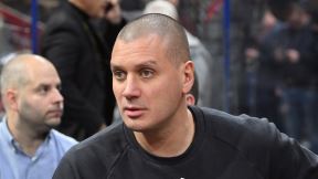 Saša Pavlović u crnom duksu s začuđenim pogledom.