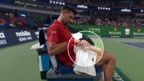 Novak Đoković stavlja piljevinu na ruke i u džepove u Šangaju.