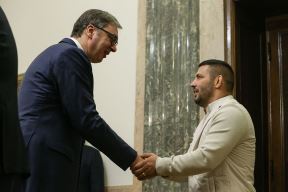Aleksandar Vučić i Komarov (2).jpg
