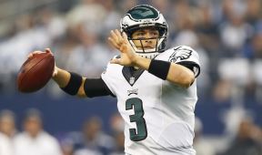 Mark Sančez baca loptu na NFL utakmici