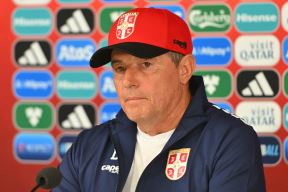 Dragan Stojković Piksi s kačketom Srbije.