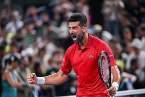 Novak Đoković se raduje u Šangaju, nosi crvenu majicu.