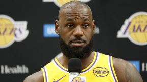 Lebron Džejms govori na konferenciji za novinare
