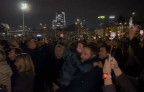 Hiljade Sarajlija na Skenderiji plače za Halidom Bešlićem (3).jpg