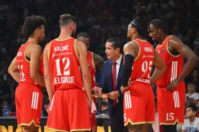 Janis Sferopulos i košarkaši Crvene zvezde.