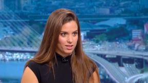 Anja Simonović u crnoj rolci u studiju plave boje