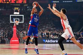 Pi Džej Doužer šutira protiv Crvene zvezde dok ga čuva Filip Petrušev