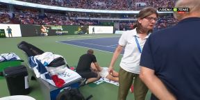 Novak Ðoković medicinski tajm-aut (3).jpg