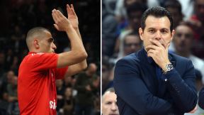 Jam Madar aplaudira s leve strane, sa desne zamišljeni Dimitris Itudis.