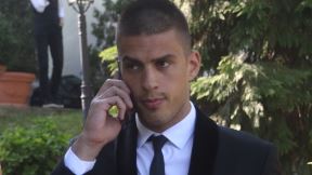 Vujadin Savić telefonira.