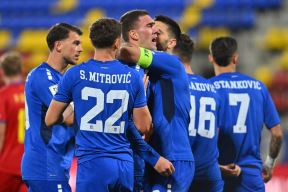 Dušan Vlahović slavi gol u dresu Srbije.