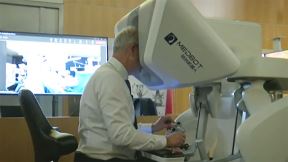 Dr Aleks Motri upravlja robotskom konzolom
