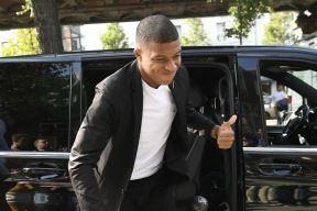 Kilijan Mbape izlazi iz automobila u Parizu