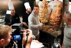 Lukas Podolski u svojoj brzoj hrani