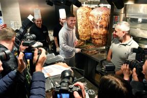 Lukas Podolski u svojoj brzoj hrani