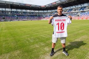 Lukas Podolski se fotografiše sa novim dresom