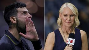 Novak Đoković viče, a Rene Stabs drži mikrofon ESPN.