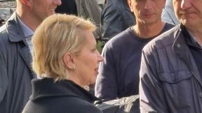 Bivša žena Nebojše Pavkovića prima saučesća od prisutnih (2).jpg