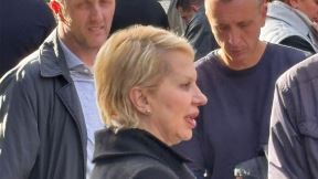 Bivša žena Nebojše Pavkovića prima saučesća od prisutnih(3).jpg