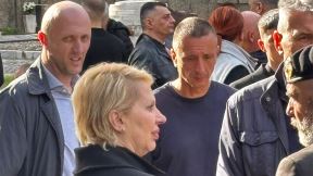 Bivša žena Nebojše Pavkovića prima saučesća od prisutnih(4).jpg