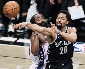 Spenser Dinvidi dodaje loptu dok ga čuva Džejms Harden