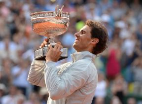 Rafael Nadal podiže pehar na Rolan Garosu 2014.