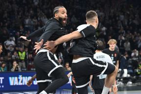 Dvejn Vašington i Vanja Marinković se pozdravljaju pri ulasku na teren