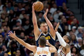 Nikola Jokić šutira loptu na koš na meču Denver - Finiks.