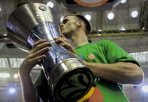 Nik Kalates ljubi trofej Evrolige