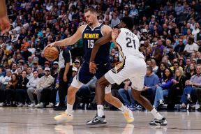 Nikola Jokić vodi loptu
