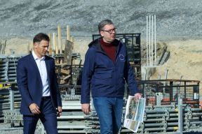 Aleksandar Vučić obilazi izgradnju Nacionalnog stadiona (2).jpg