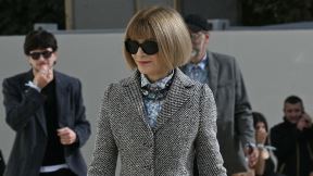 Ana Vintur sa crnim naočarima u sivom kaputu