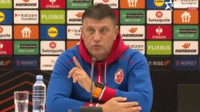 Vladan Milojević diže prst na konferenciji za medije.