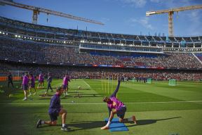 Fudbaleri Barselone na stadionu Kamp Nou.