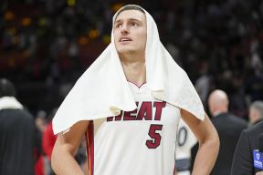Nikola Jović s peškirom na glavi