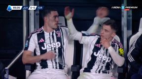 Dušan Vlahović i Konseisao na klupi Juventusa (2).jpg