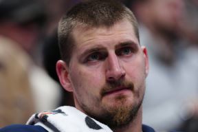 Nikola Jokić na klupi u meču Denvera i Indijane