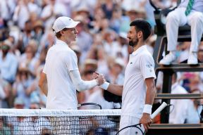 Janik Siner i Novak Đoković se pozdravljaju na Vimbldonu.