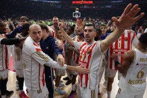 Košarkaši Crvene zvezde zajedno slave pobedu, u prvom planu Ognjen Dobrić.