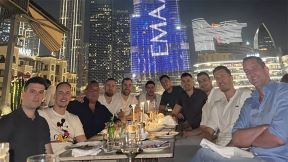 Miško Ražnatović sa igračima Dubaija.jpg