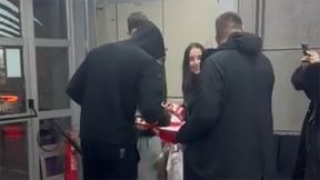 Nemanja Nedović potpisuje Zvezdin dres posle utakmice sa Partizanom.jpg