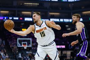 Nikola Jokić se bori za loptu pored Donatasa Sabonisa