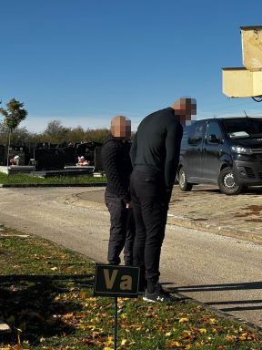 Obezbeđenje okružilo kapelu gde je otac Mariji Šerifović (1) copy.jpg