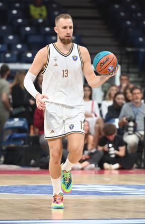 Džanan Musa u dresu Dubaija na VTB Superkupu
