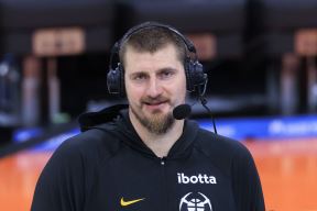 Nikola Jokić sa slušalicama na glavi.