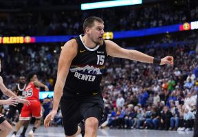 Nikola Jokić slavi poene Denvera.