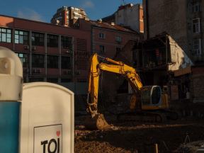 Vracar urusavanje zgrade pored gradilista (4).jpg