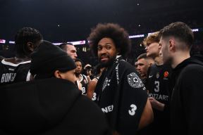 Džabari Parker u dresu Partizana s peškirom preko ramena.