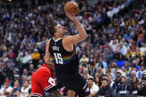 Nikola Jokić daje koš jednom rukom za Denver