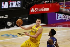 Nikola Jokić na Ol-staru protiv Donovana Mičela